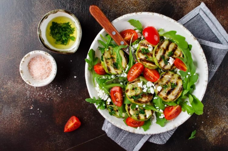 Ensalada de verduras a la parrilla y fresas