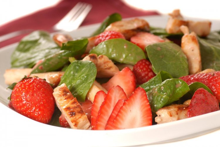 Ensalada de fresas y pollo