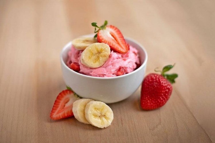 Sorbete de fresa y plátano con yogur