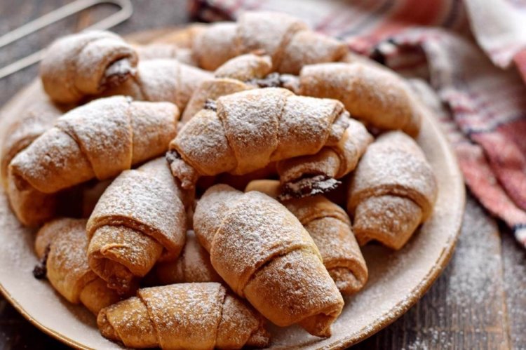 Croissants de requesón sin huevo con leche condensada