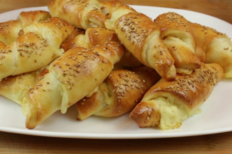 Croissants de requesón con queso y jamón