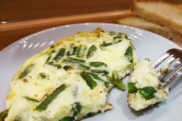 Egg White Omelet with Green Beans in a Multicooker