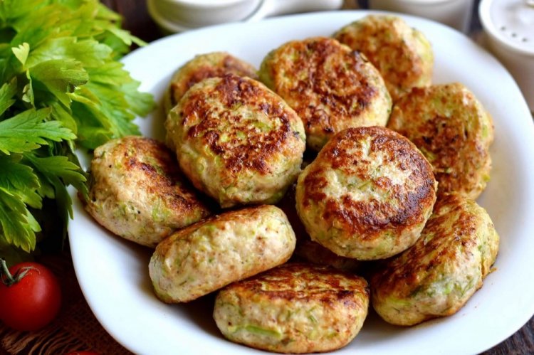 Albóndigas de pollo con calabacín en sartén
