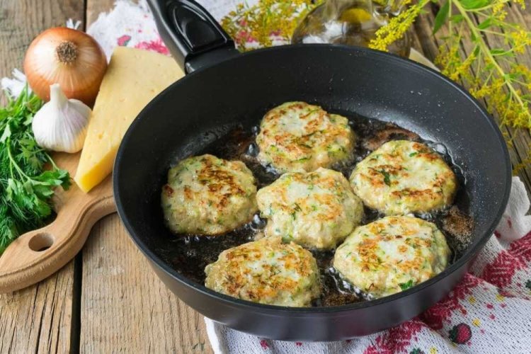 Albóndigas de pollo con calabacín y crema agria
