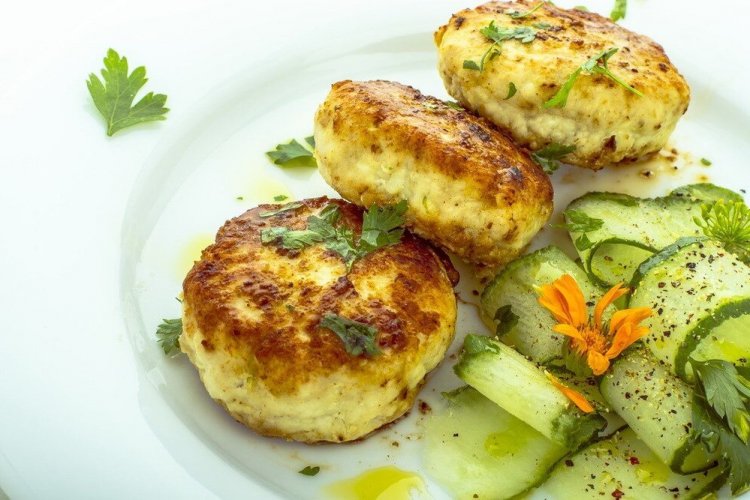 Albóndigas de pollo con calabacín y requesón