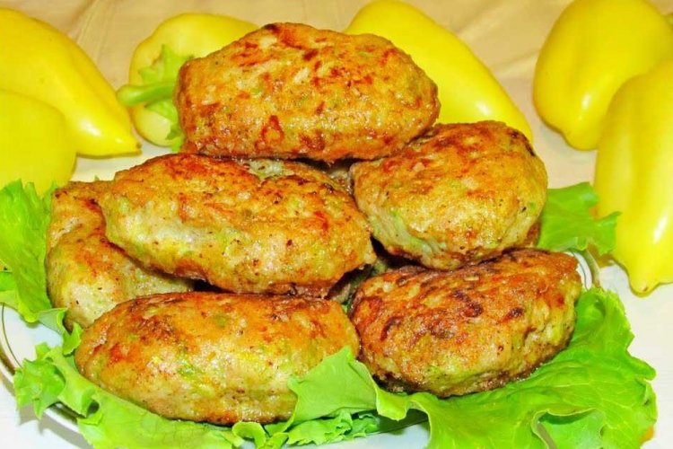 Albóndigas de pollo con calabacín y pasta de tomate