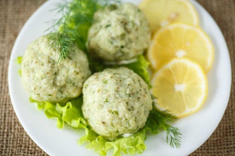 Albóndigas de pollo con calabacín y col