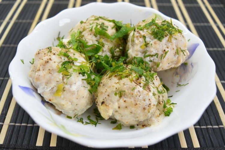 Albóndigas de pollo con calabacín al vapor