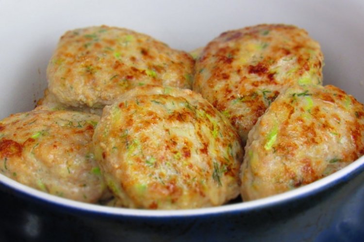 Albóndigas de pollo con calabacín y queso