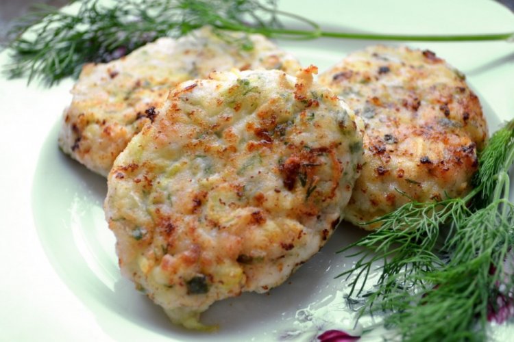Albóndigas de pollo con calabacín y sémola