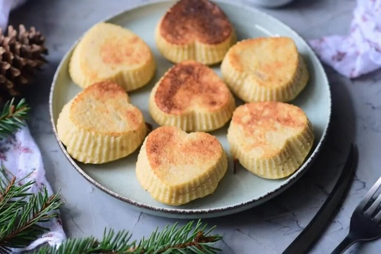 Syrniki Without Flour with Sour Cream and Banana, Baked in the Oven