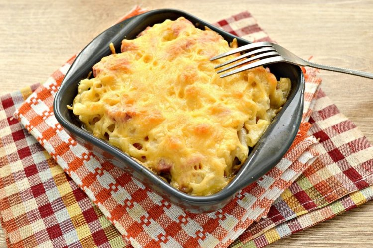 Pasta con carne picada y queso al horno