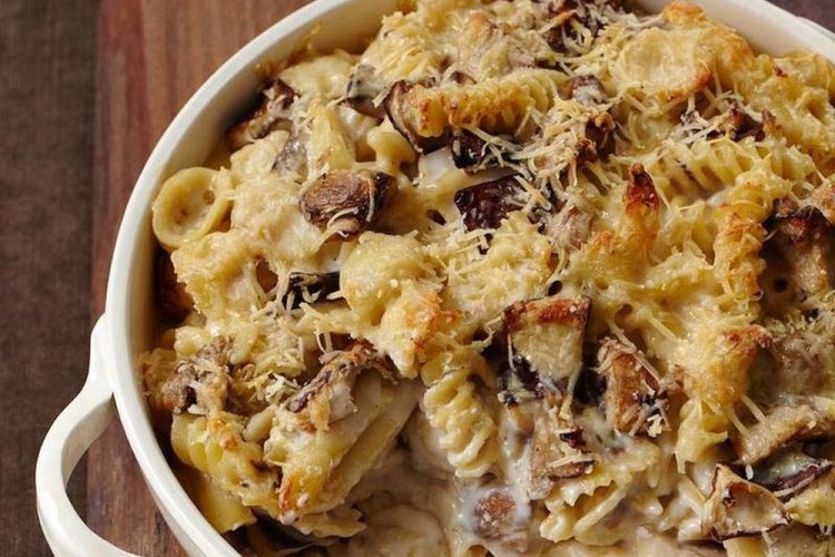 Pasta con carne picada y champiñones al horno