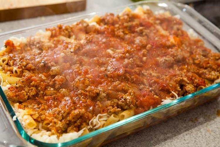 Pasta con carne picada y pasta de tomate al horno
