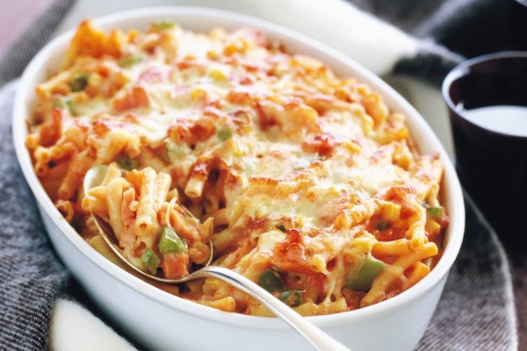Pasta con carne picada y verduras al horno