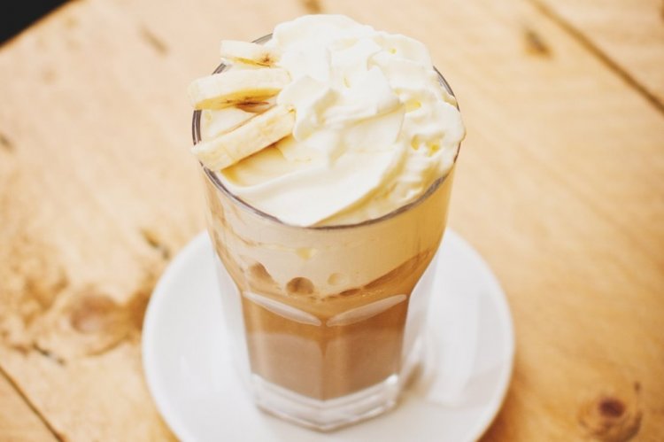 Iced latte con plátano