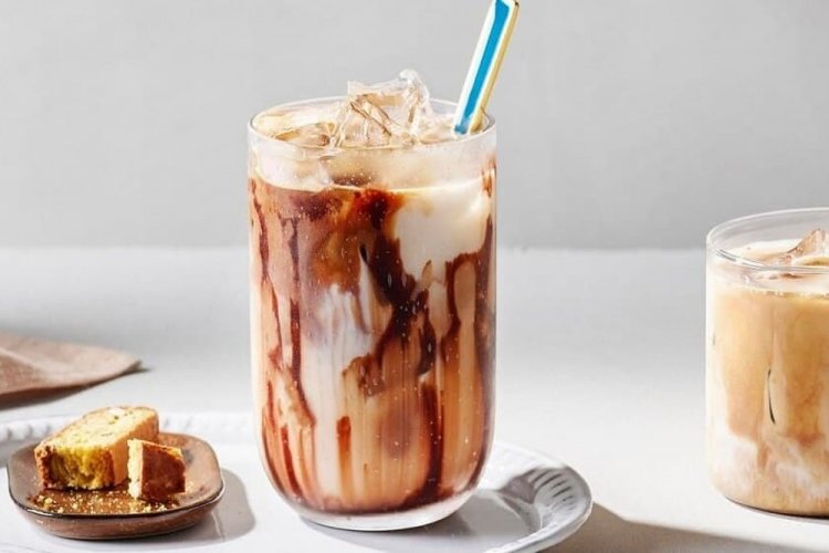 Iced latte con caramelo y nata