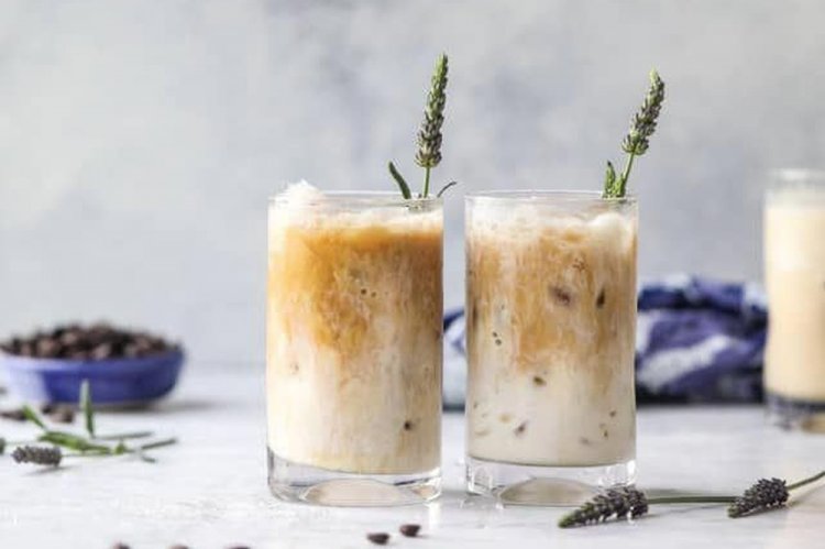 Iced latte de lavanda