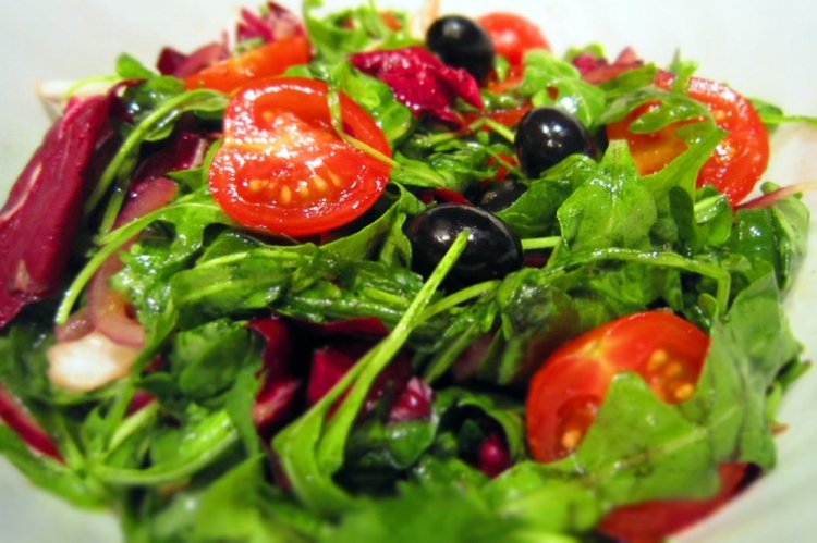 Ensalada de tomates cherry y aceitunas