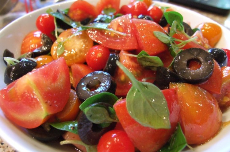 Ensalada de tomates con pepinillos para pescado