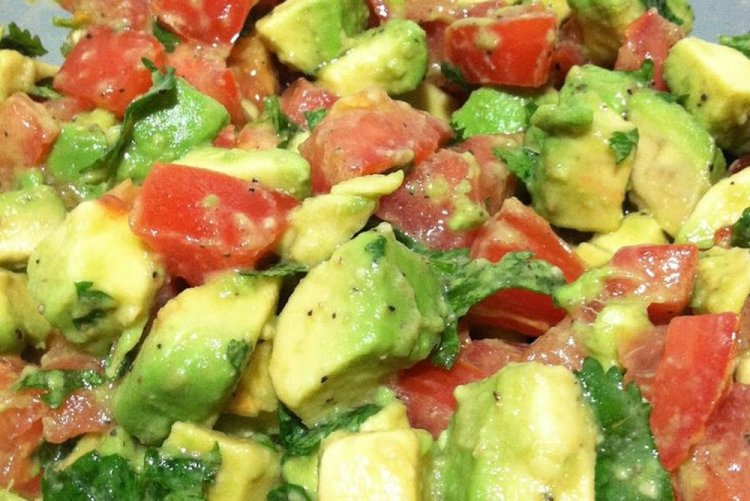 Ensalada de aguacate, tomates y rúcula