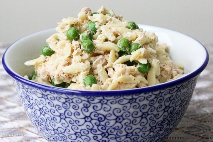 Ensalada de risoni y guisantes verdes para pescado