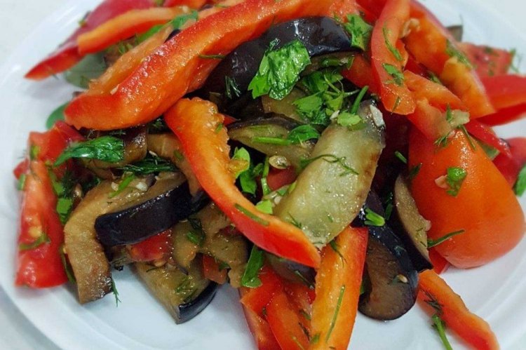 Ensalada de berenjenas, pimientos y tomates