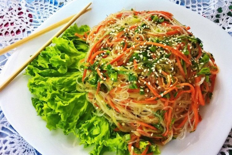 Ensalada con fideos de cristal para pescado