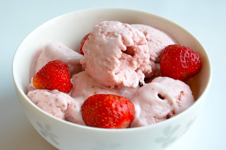 Berry Ice Cream with Cream and Condensed Milk