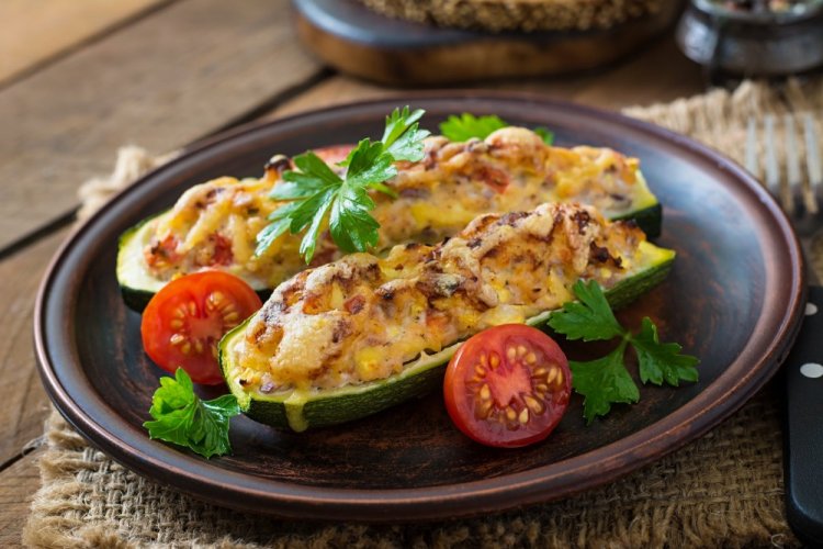 Calabacines rellenos de pollo y verduras