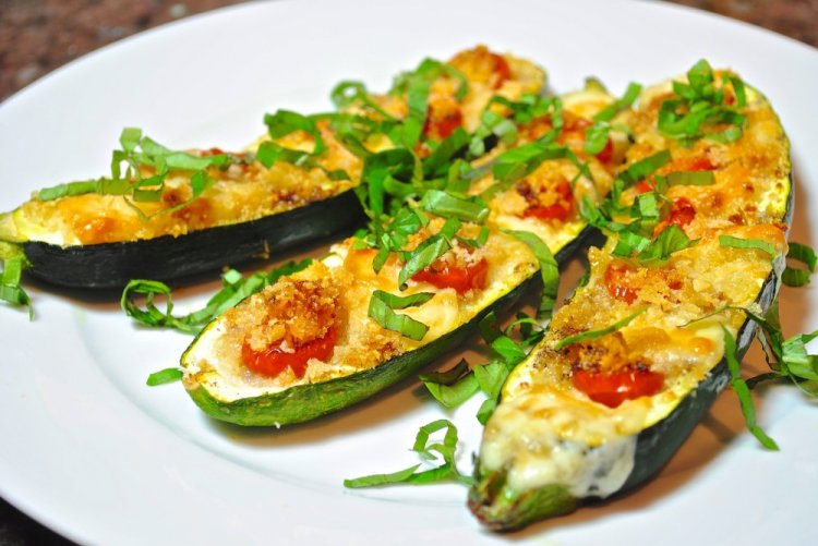 Calabacines rellenos de requesón y tomates