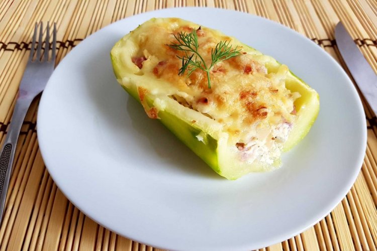 Calabacines rellenos de jamón y queso crema