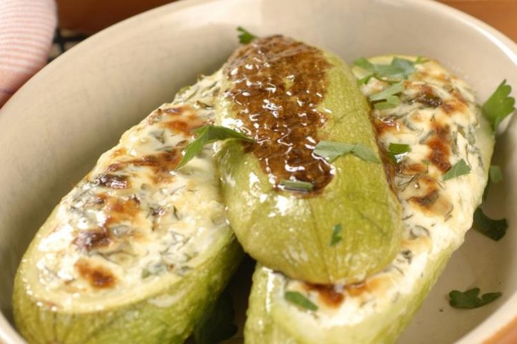 Calabacines rellenos de requesón y queso