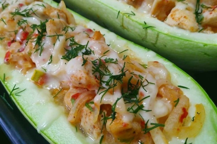 Calabacines rellenos de filete de pollo
