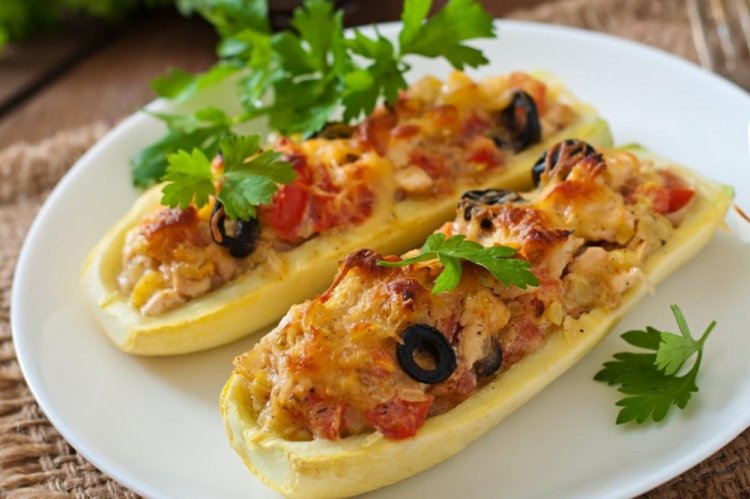 Calabacines rellenos de cuscús y guisantes verdes