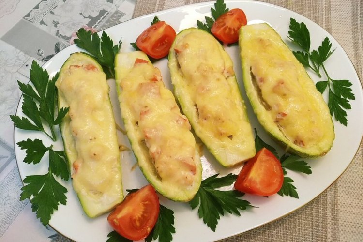 Calabacines rellenos de pimiento y zanahoria
