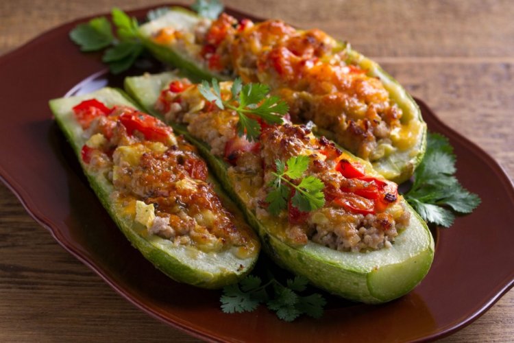 Calabacines rellenos de cerdo y tomates
