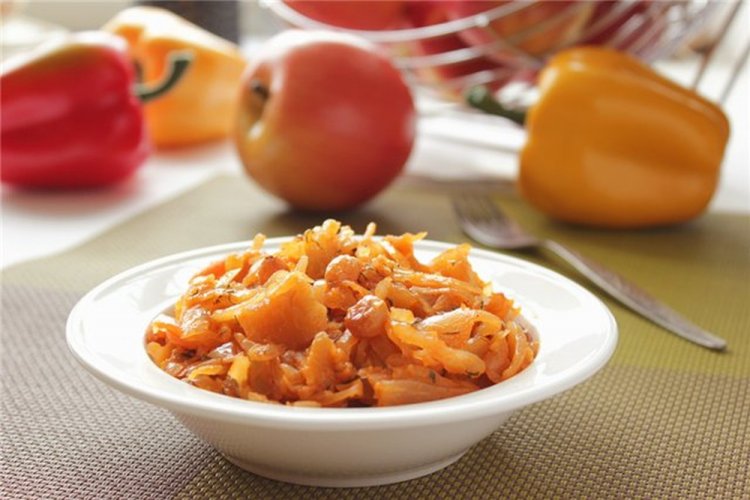 Col estofada con manzanas y frutos secos