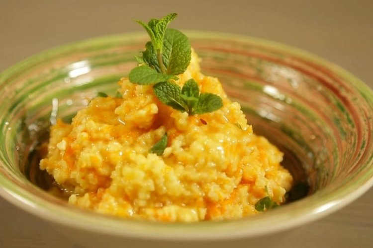 Gachas de guisantes con cebolla y zanahoria
