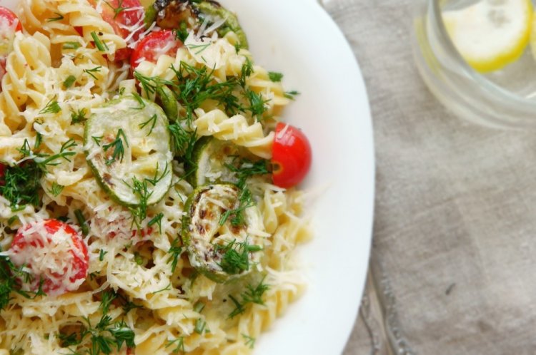 Pasta con verduras y queso
