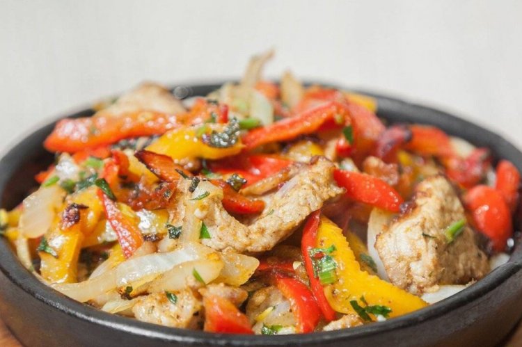 Pechuga de pollo con verduras en sartén