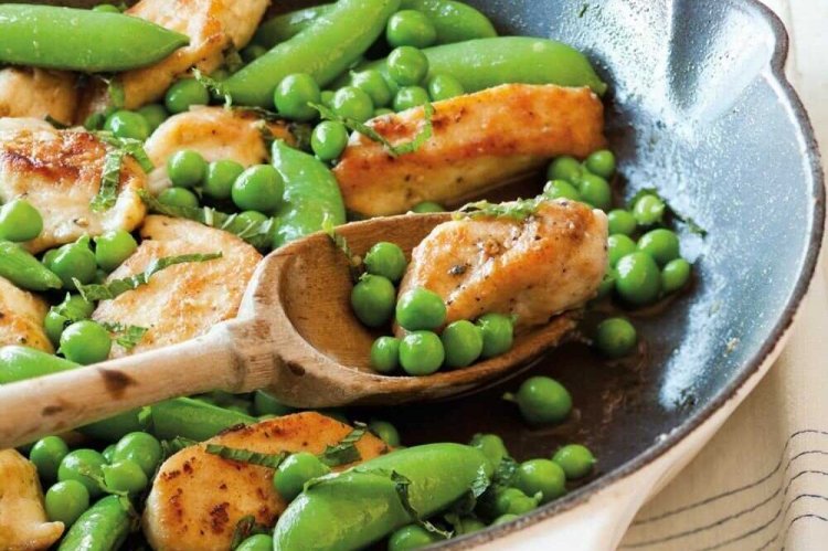 Pollo con verduras y guisantes verdes en sartén