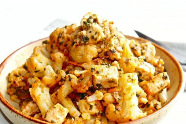 Pollo con coliflor y verduras en sartén
