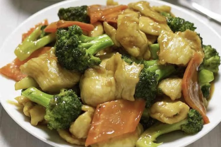 Pollo con verduras y brócoli en sartén