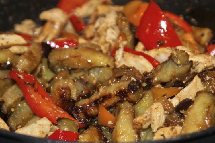 Pollo con berenjenas en sartén