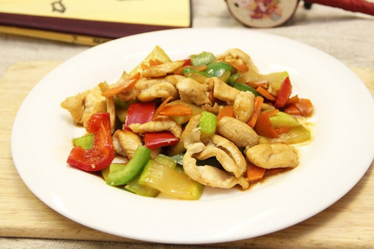 Pollo con calabacín en sartén