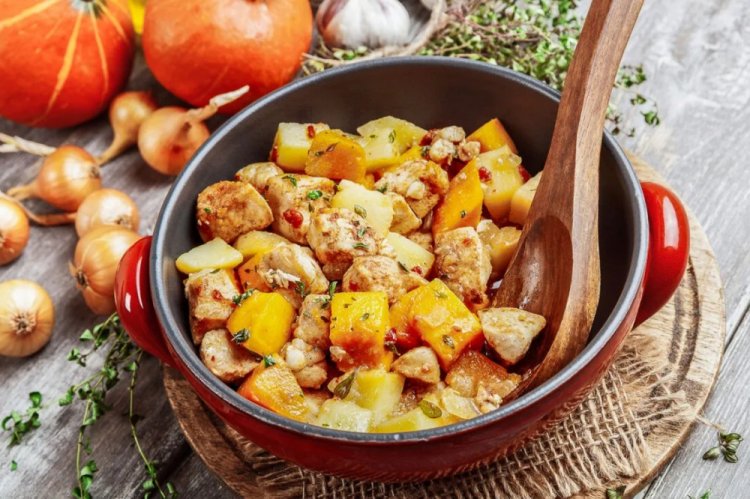 Pollo con verduras y calabaza en sartén