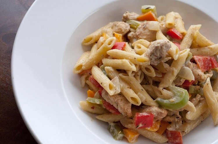 Pollo con verduras y pasta en sartén