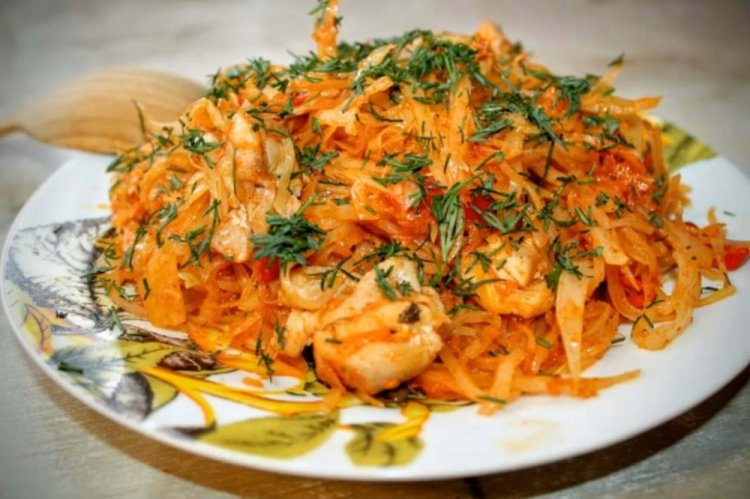 Pollo con col y verduras en sartén