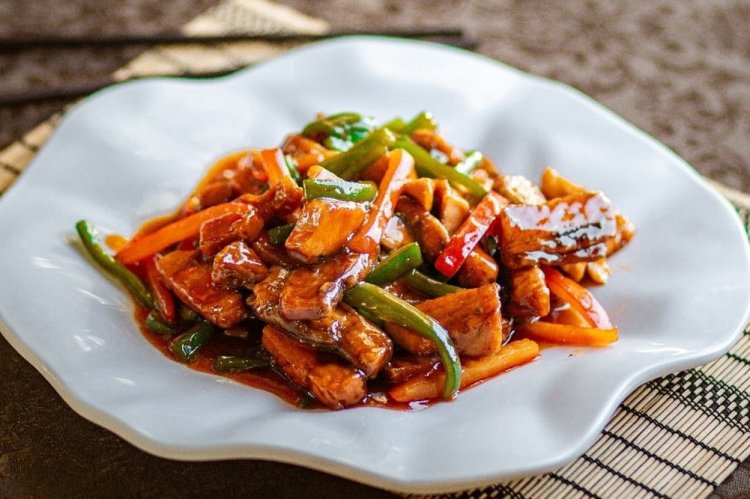 Pollo con verduras en salsa de soja en sartén